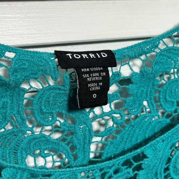 🎉HP🎉 Torrid Turquoise Color Lace Crop Top, Size 0 - Picture 9 of 14